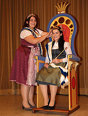 Annalena I. und ihre Vorgängerin Juliane I. (li.) (©Foto: Martin Schmitz)